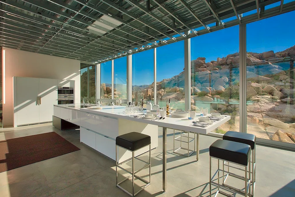 La casa de vidrio de Joshua Tree ofrece dramáticas vistas al desierto - 11
