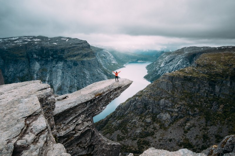 Trolltunga, el borde de acantilado terriblemente hermoso de Noruega - 15