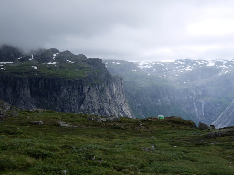 Trolltunga, el borde de acantilado terriblemente hermoso de Noruega - 13