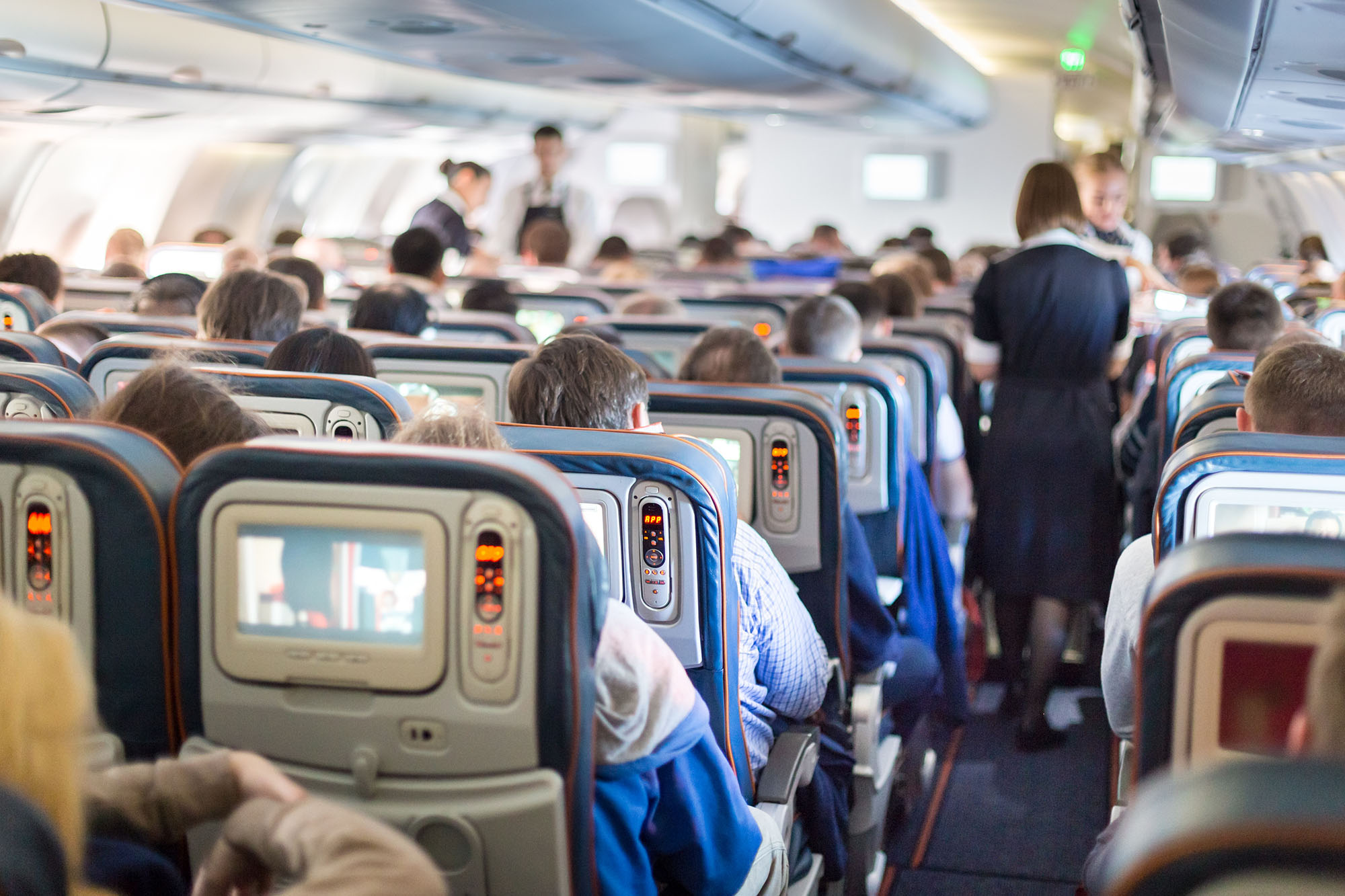 6 formas de sobrevivir al asiento central en un avión | Esta web - 15