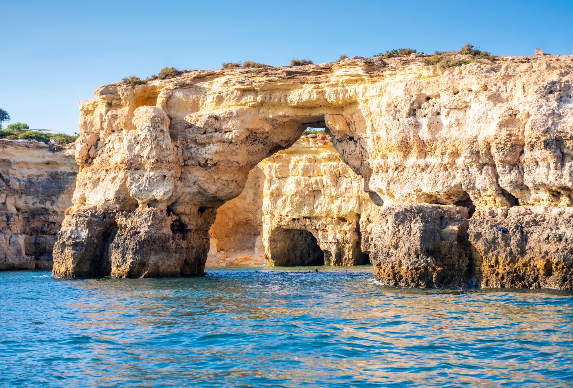 9 razones para visitar las impresionantes cuevas de Benagil de Portugal - 15