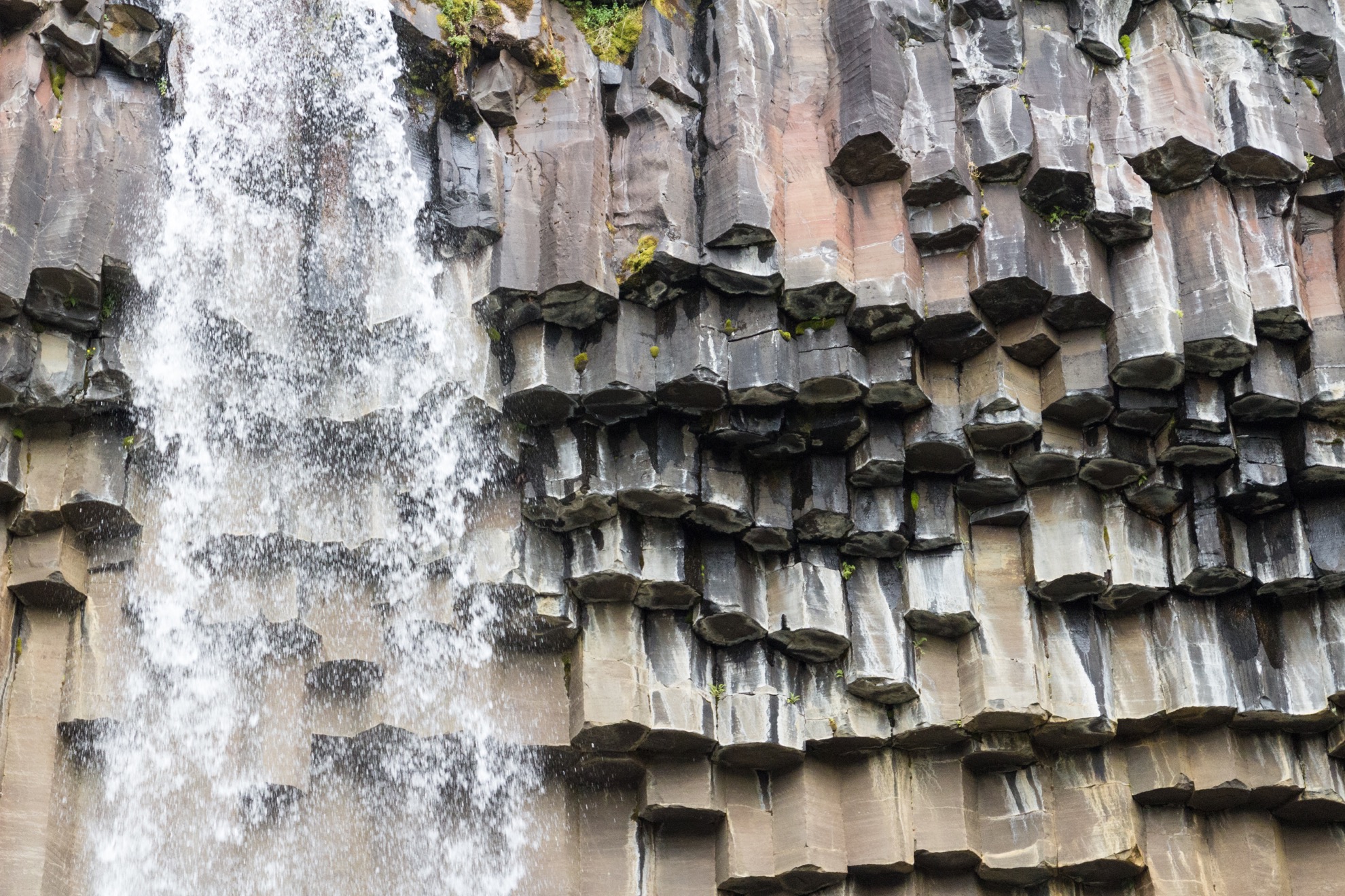 La cascada de Svartifoss de Islandia se establece en un contexto de columnas de lava oscura - 9