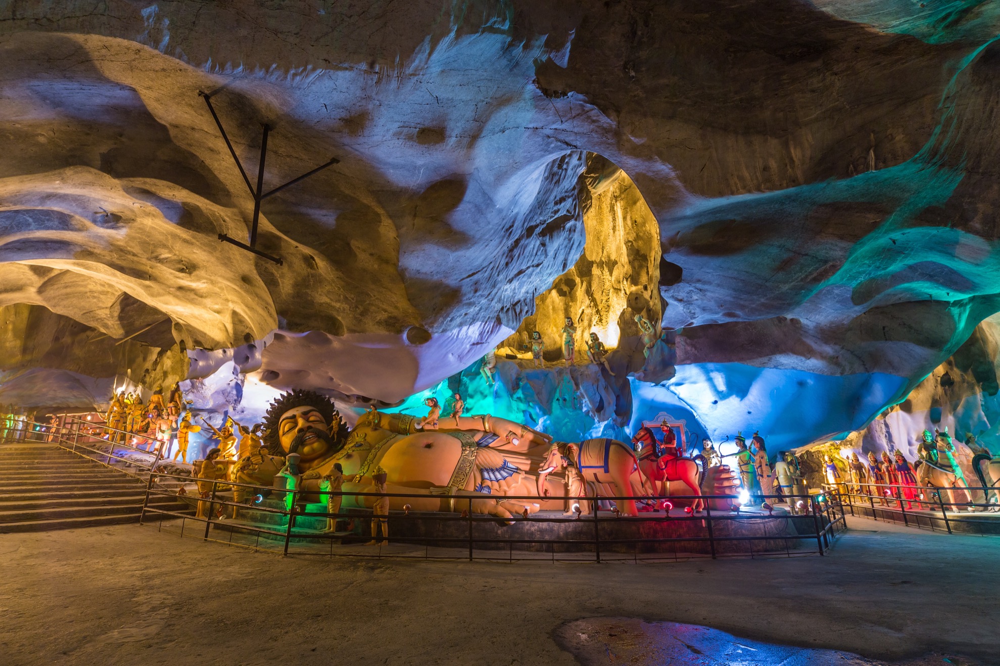 Las cuevas de Batu en Malasia podrían ser el lugar más colorido que hayas visitado - 17