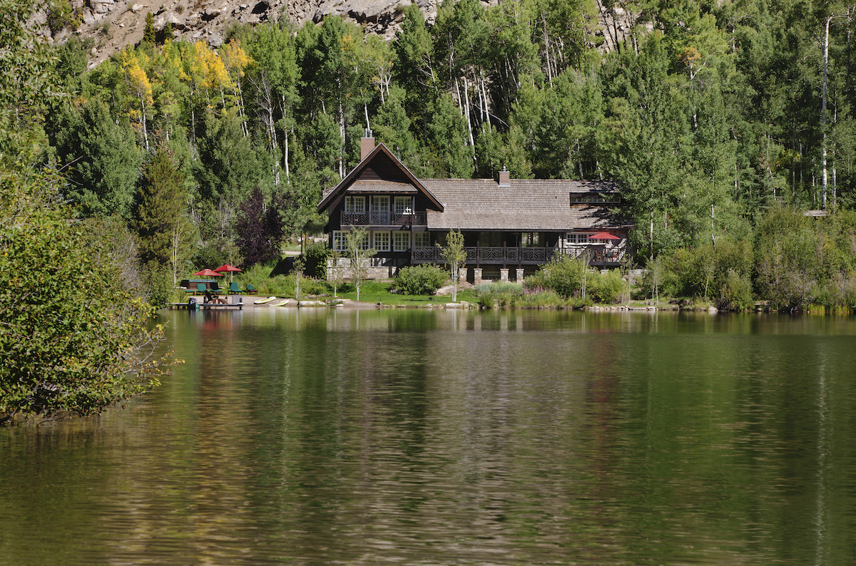 Puedes alquilar el hermoso rancho de Colorado de 160 acres de Kevin Costner, pero te costará - 1