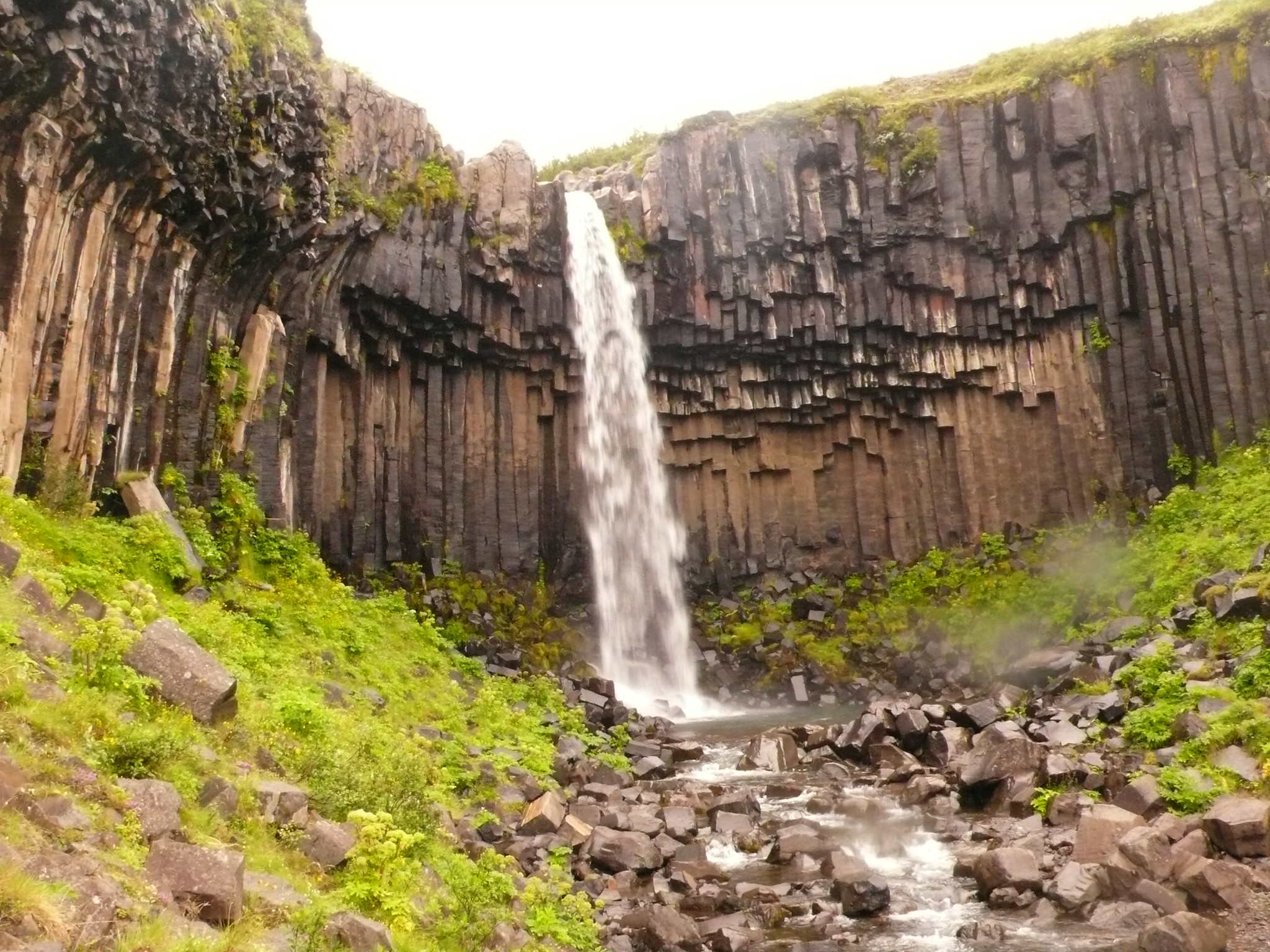 La cascada de Svartifoss de Islandia se establece en un contexto de columnas de lava oscura - 9