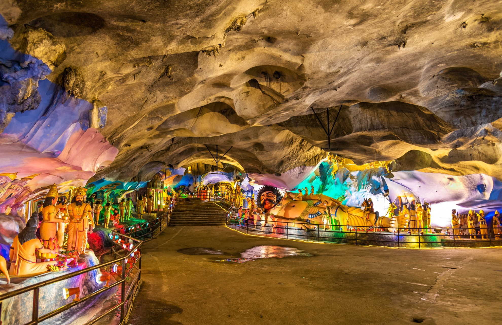 Las cuevas de Batu en Malasia podrían ser el lugar más colorido que hayas visitado - 21