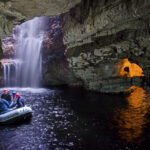 La belleza inquietante de Smoo Cave en Durness, Escocia