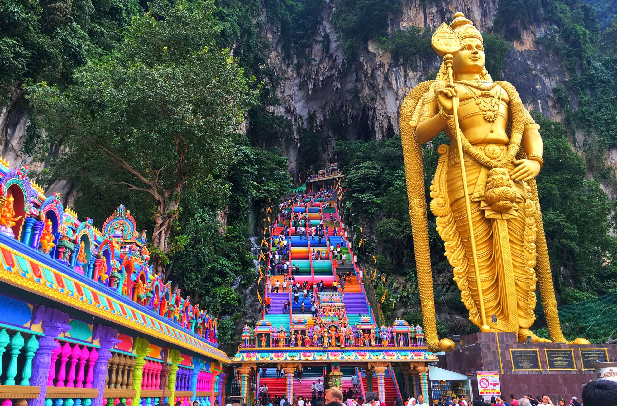 Las cuevas de Batu en Malasia podrían ser el lugar más colorido que hayas visitado - 9