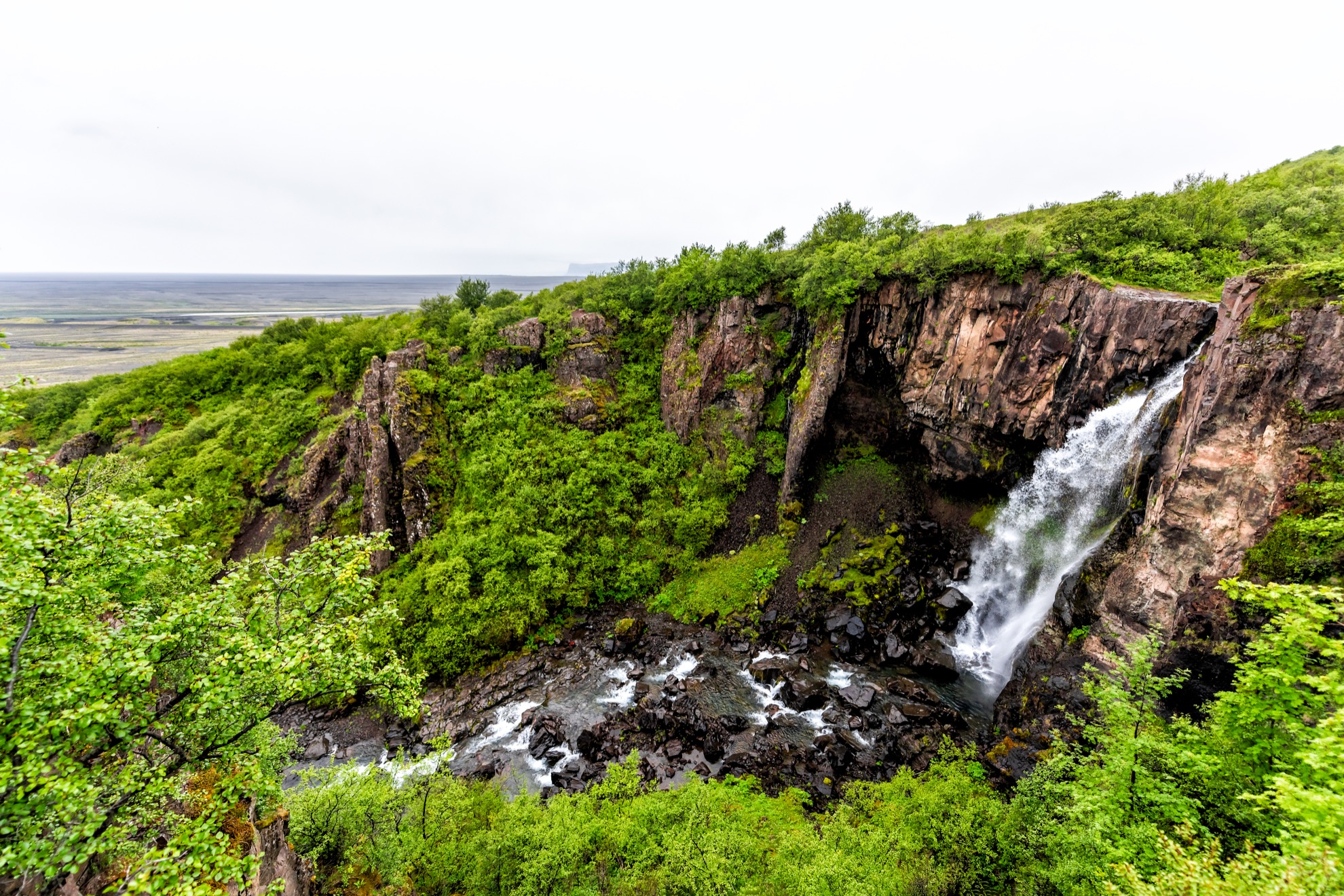 La cascada de Svartifoss de Islandia se establece en un contexto de columnas de lava oscura - 11