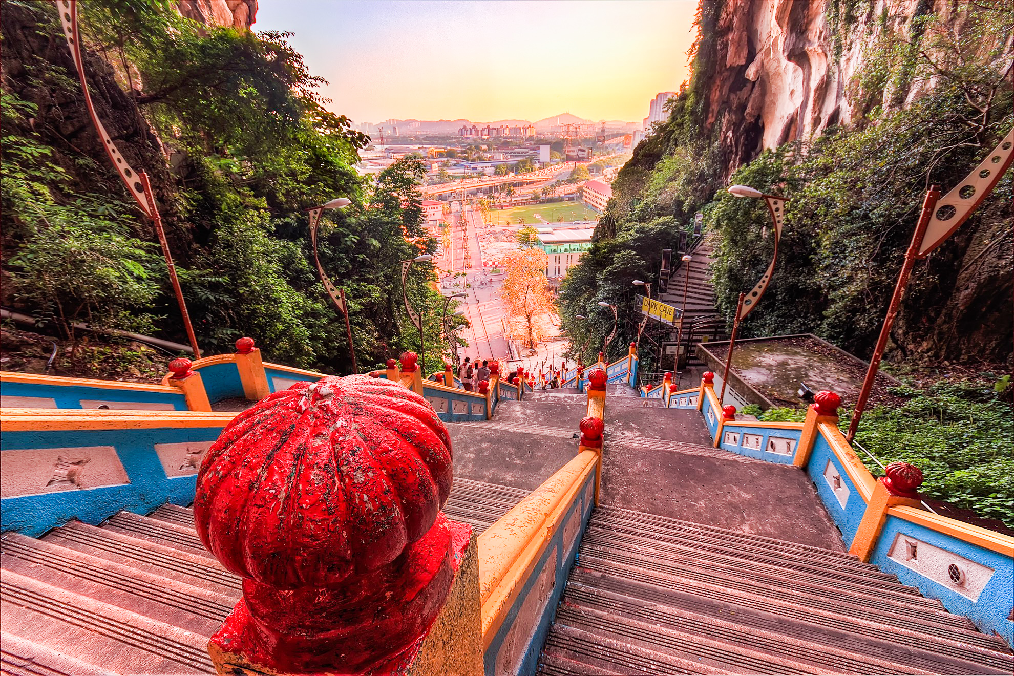 Las cuevas de Batu en Malasia podrían ser el lugar más colorido que hayas visitado - 7