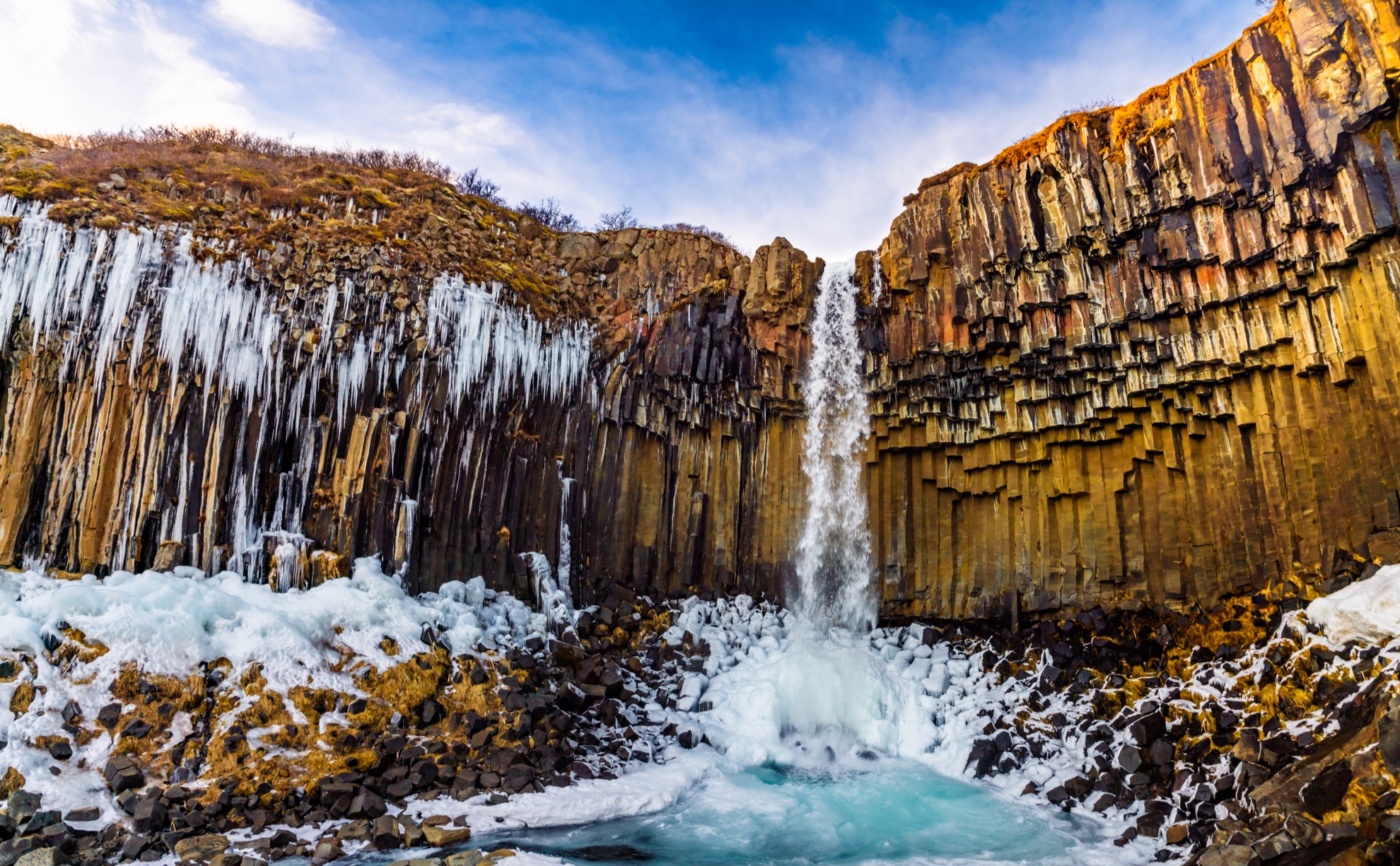 La cascada de Svartifoss de Islandia se establece en un contexto de columnas de lava oscura - 7