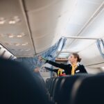 6 formas de sobrevivir al asiento central en un avión | Esta web