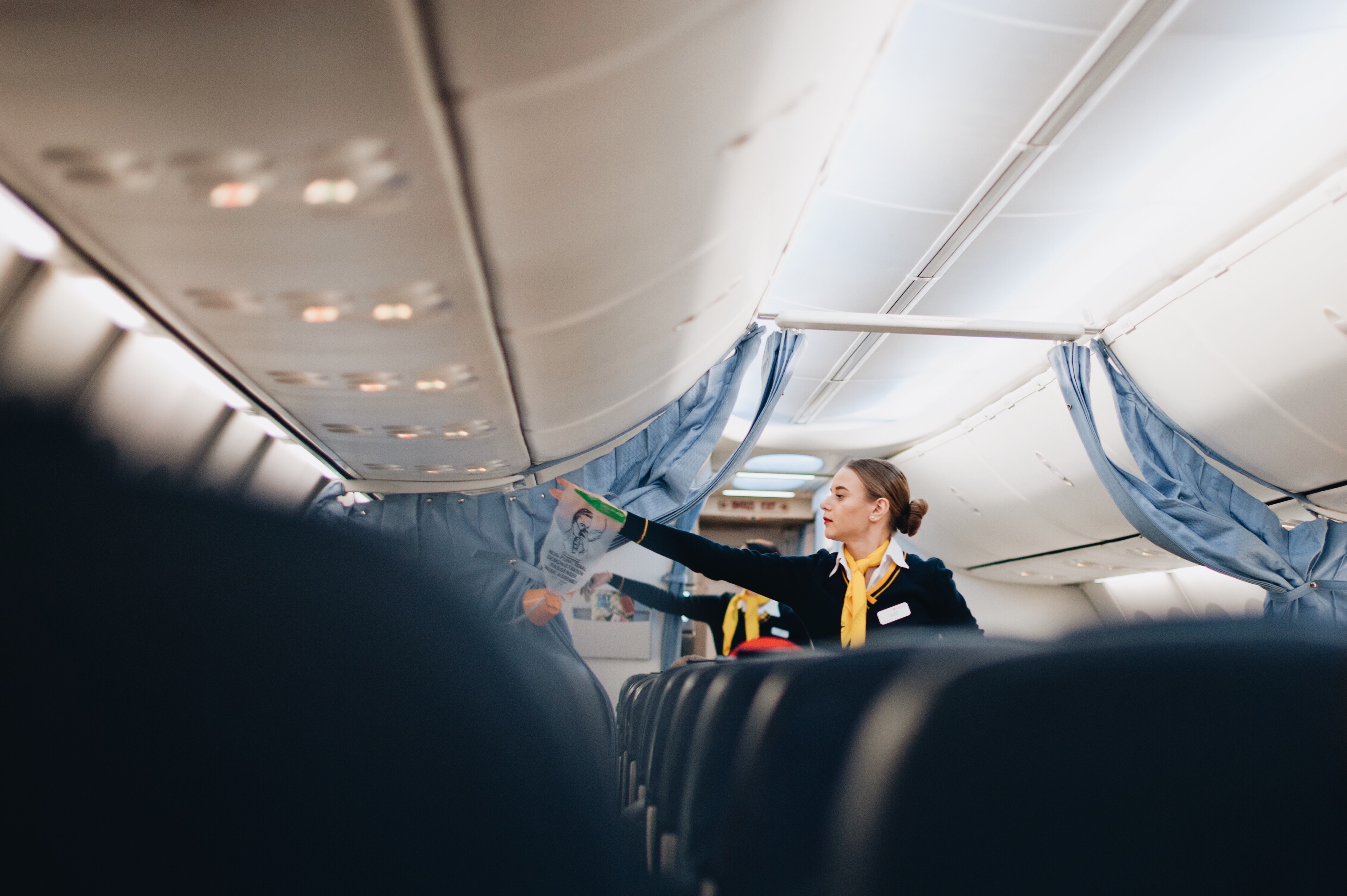 6 formas de sobrevivir al asiento central en un avión | Esta web - 3