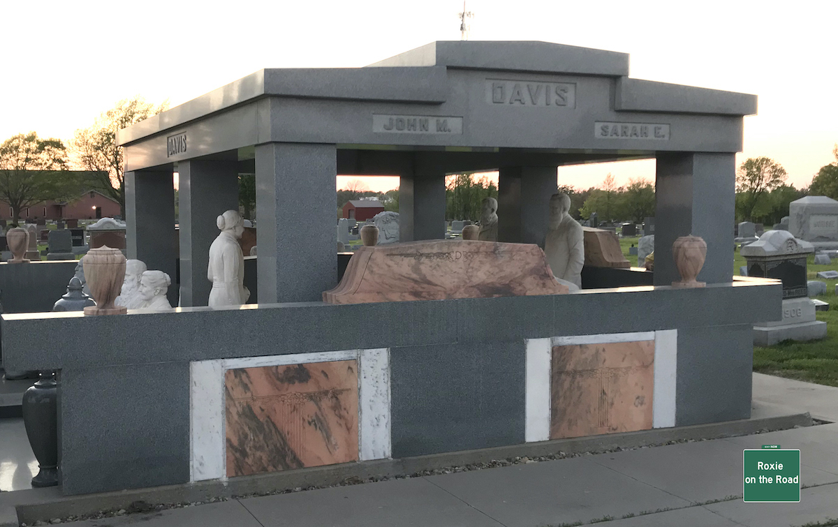 Visitando el Davis Memorial en Hiawatha, Kansas - 3