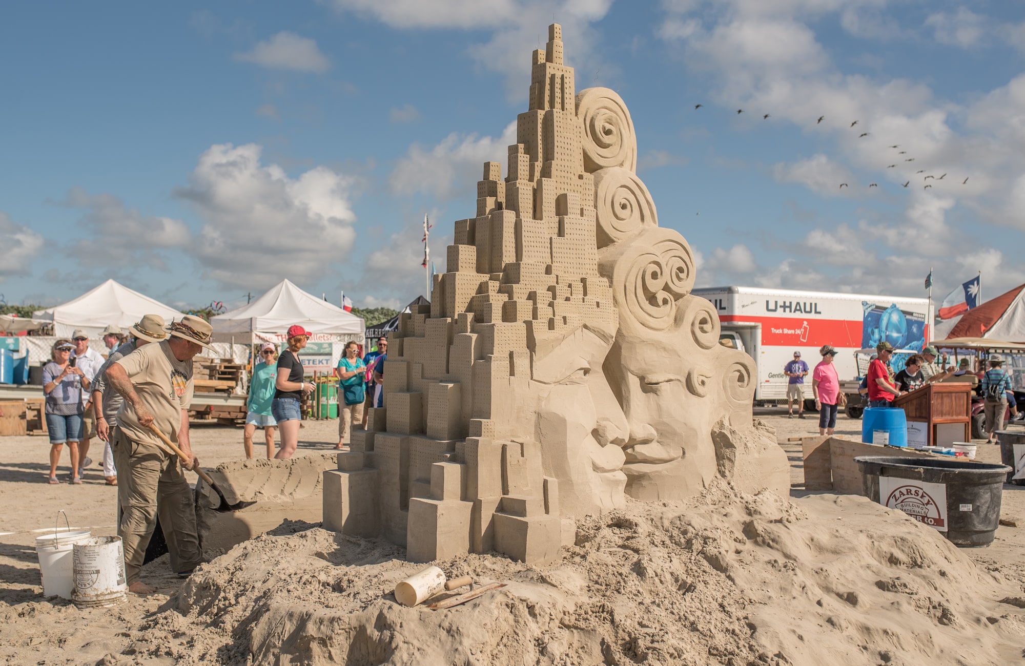 La competencia de escultura de arena más grande en los Estados Unidos ocurre este mes en Texas - 7