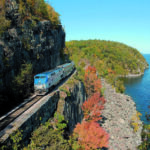8 paseos en tren de follaje de otoño espectaculares en los EE. UU.