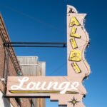 10 increíbles letreros de neón vintage para ver en un viaje por carretera de Montana