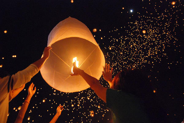 El festival de linterna flotante: una noche cuando la humanidad libera estrellas - 7