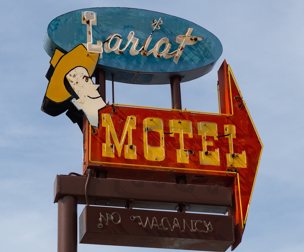 10 increíbles letreros de neón vintage para ver en un viaje por carretera de Montana - 21