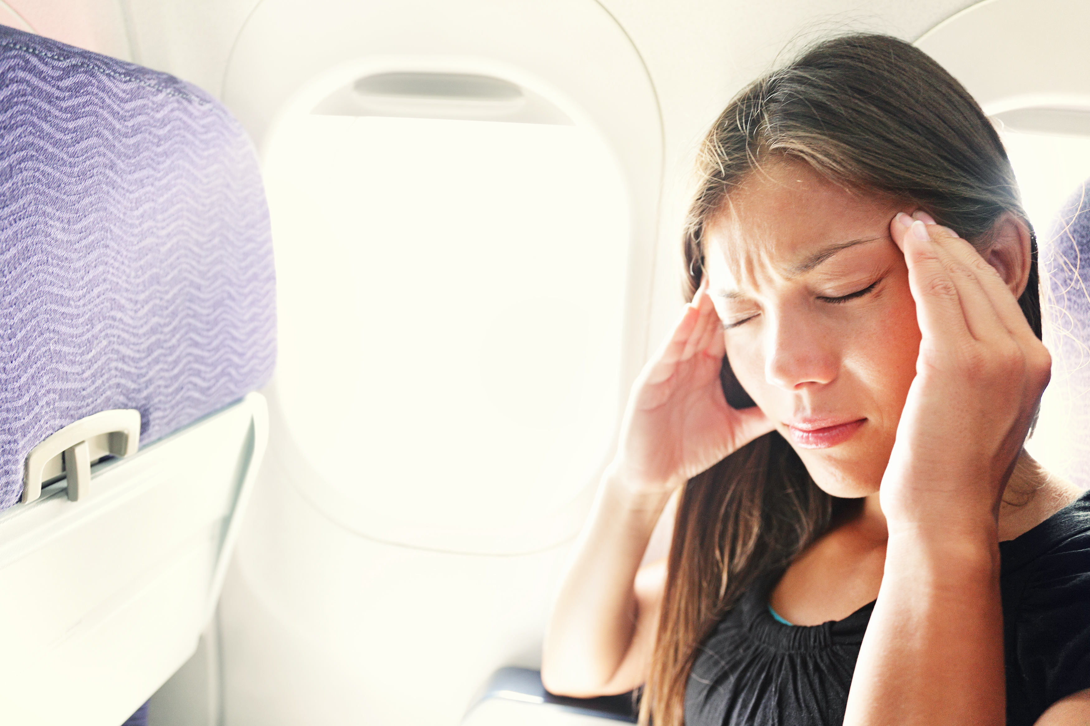 Cómo dormir en el avión: una guía para las ayudas para dormir - 11