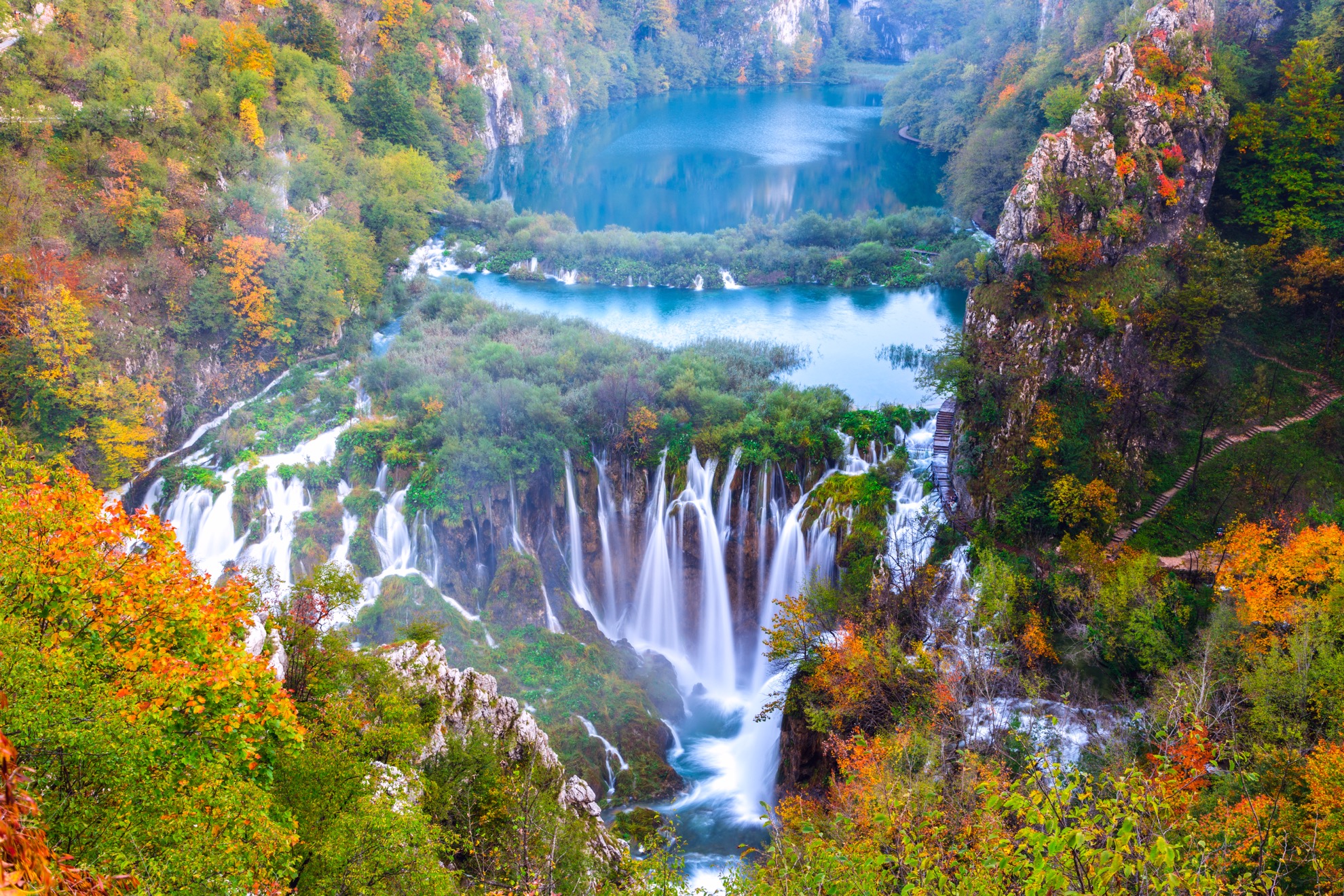 Cascadas se unen a 16 lagos naturales en el impresionante Parque Nacional Plitvice Lakes de Croacia - 3