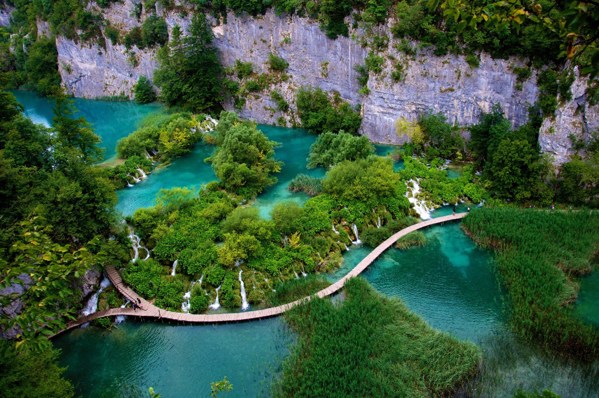 Cascadas se unen a 16 lagos naturales en el impresionante Parque Nacional Plitvice Lakes de Croacia - 15