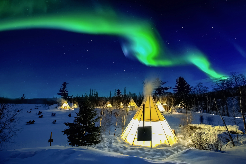 Experimente las luces del norte desde un tipi privado en el pueblo de Aurora de Canadá - 11