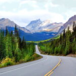 La mejor manera de cruzar las Montañas Rocosas canadienses: Train vs. Coche