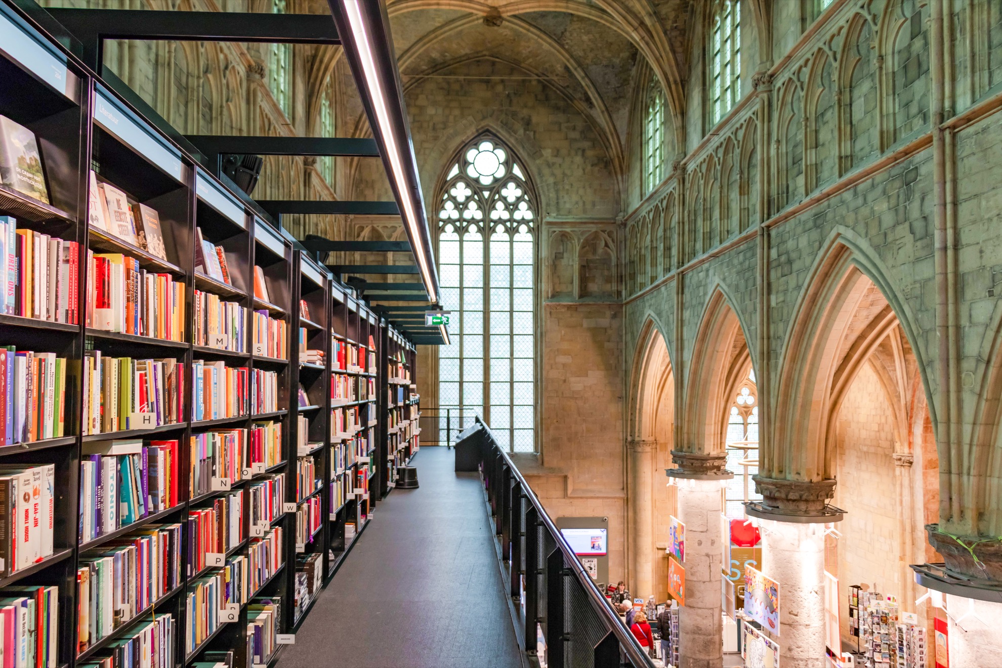 Esta iglesia de 700 años es ahora una de las librerías más hermosas del mundo. - 7