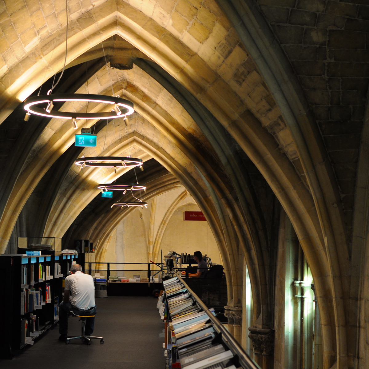 Esta iglesia de 700 años es ahora una de las librerías más hermosas del mundo. - 3