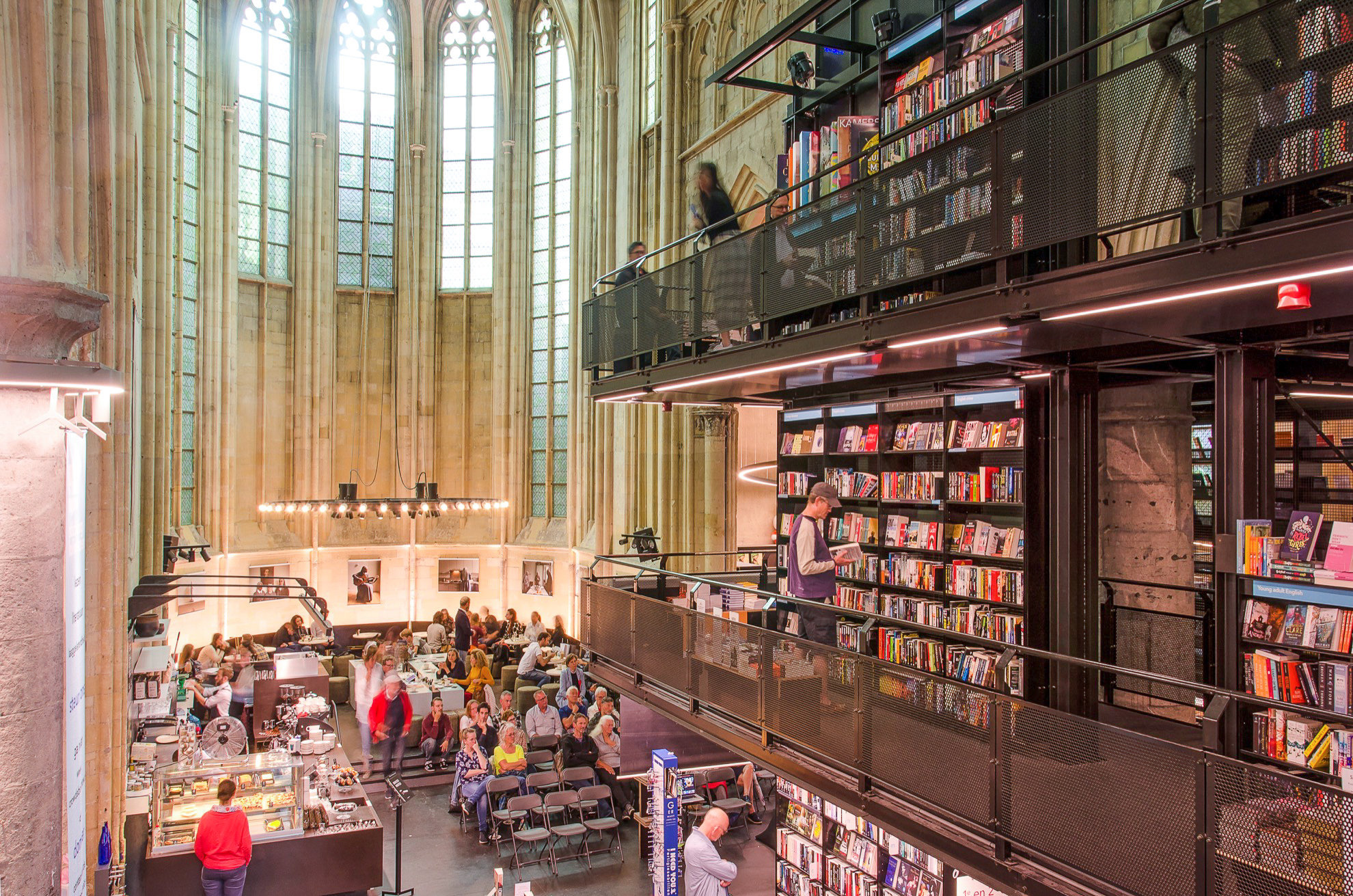 Esta iglesia de 700 años es ahora una de las librerías más hermosas del mundo. - 9
