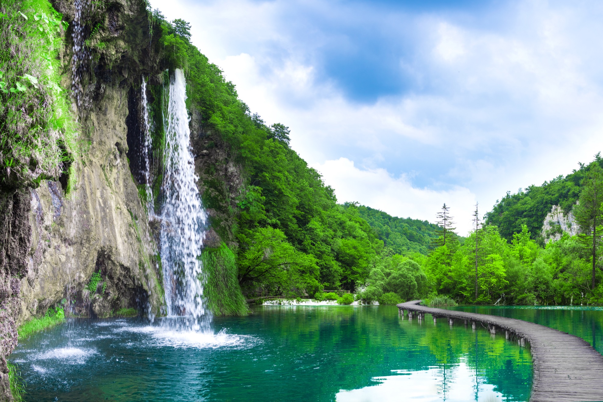 Cascadas se unen a 16 lagos naturales en el impresionante Parque Nacional Plitvice Lakes de Croacia - 13
