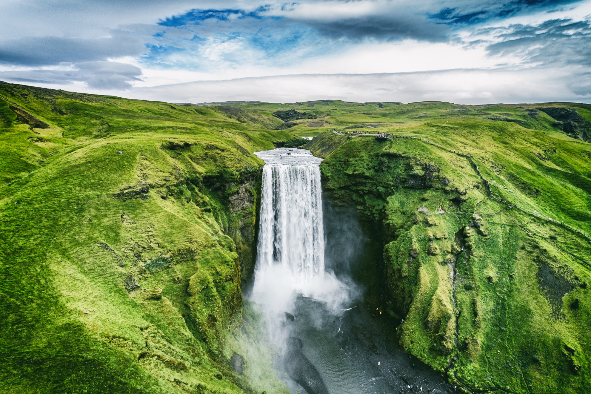 La leyenda dice que la impresionante cascada de Skógafoss de Islandia es el hogar del tesoro escondido - 41