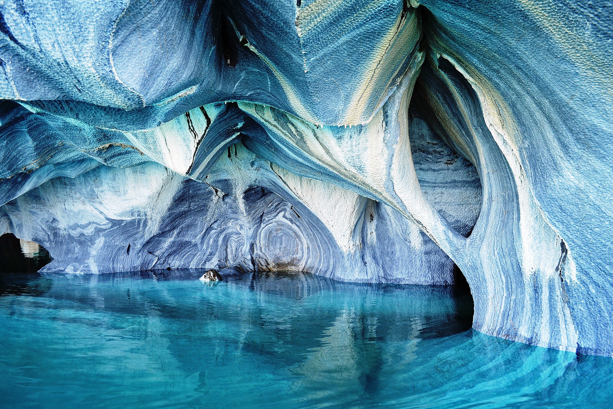 Hecho de mármol puro, estas increíbles cuevas cambian de color durante todo el año - 7