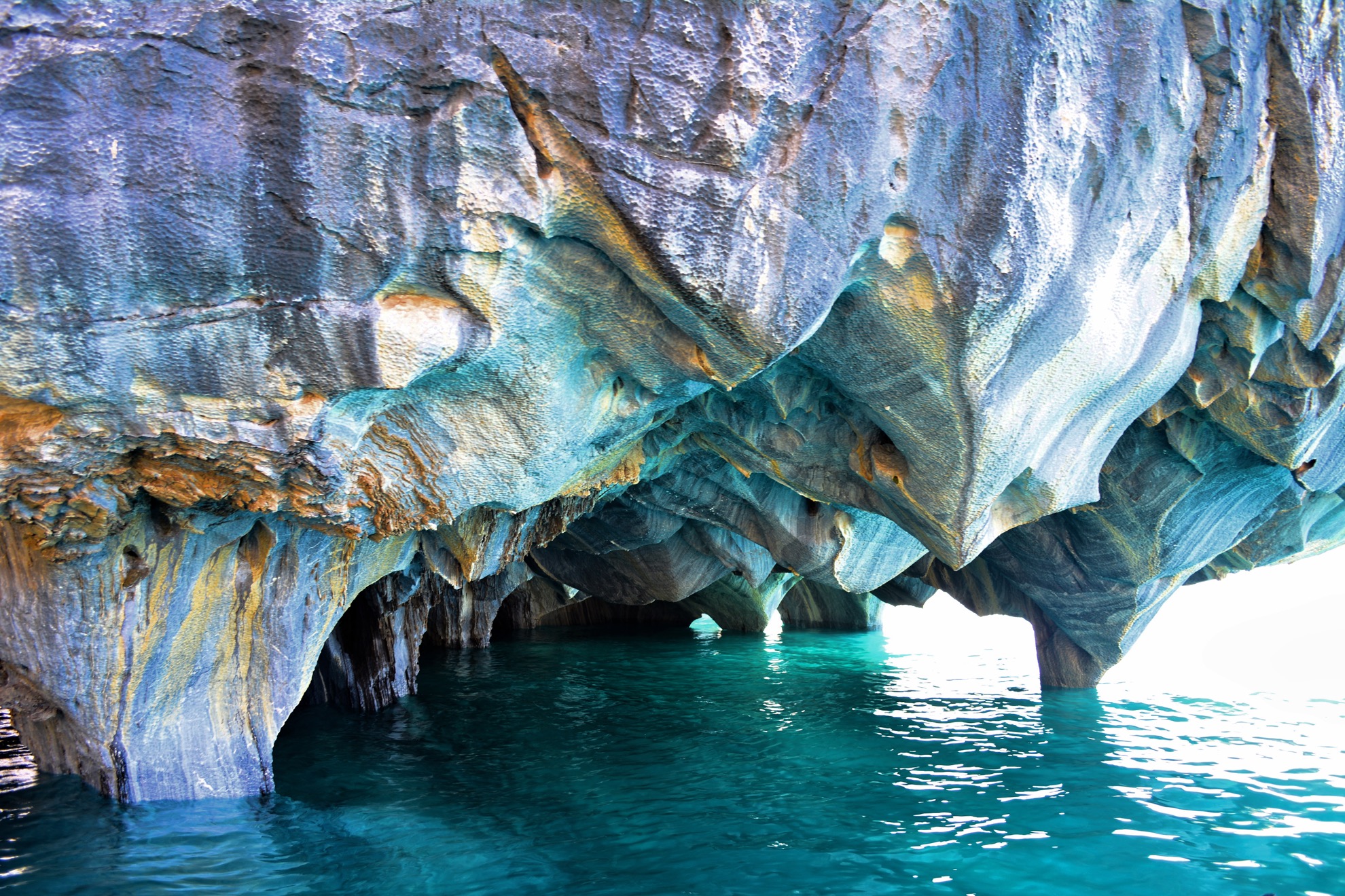 Hecho de mármol puro, estas increíbles cuevas cambian de color durante todo el año - 13