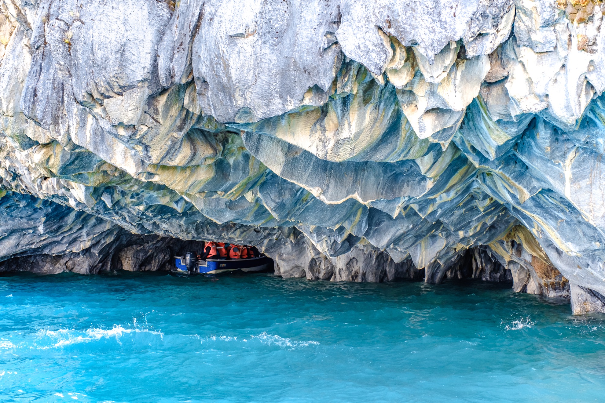 Hecho de mármol puro, estas increíbles cuevas cambian de color durante todo el año