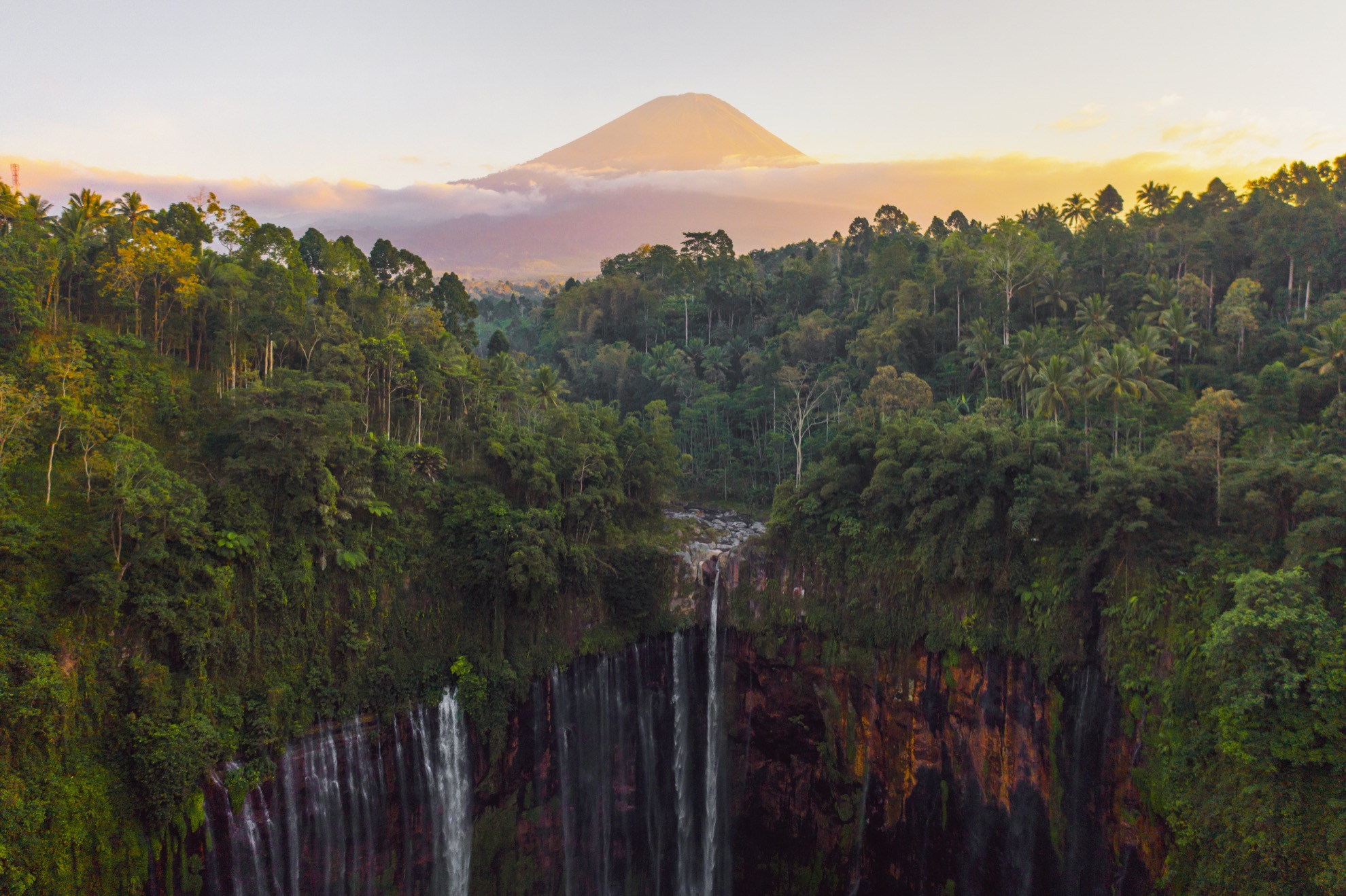 Las increíbles cascadas de Tumpak Sewu de Indonesia se ve ensombrecido por un volcán activo - 11
