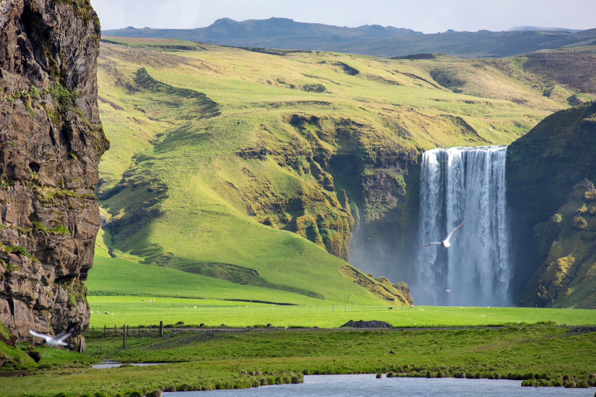 La leyenda dice que la impresionante cascada de Skógafoss de Islandia es el hogar del tesoro escondido - 9