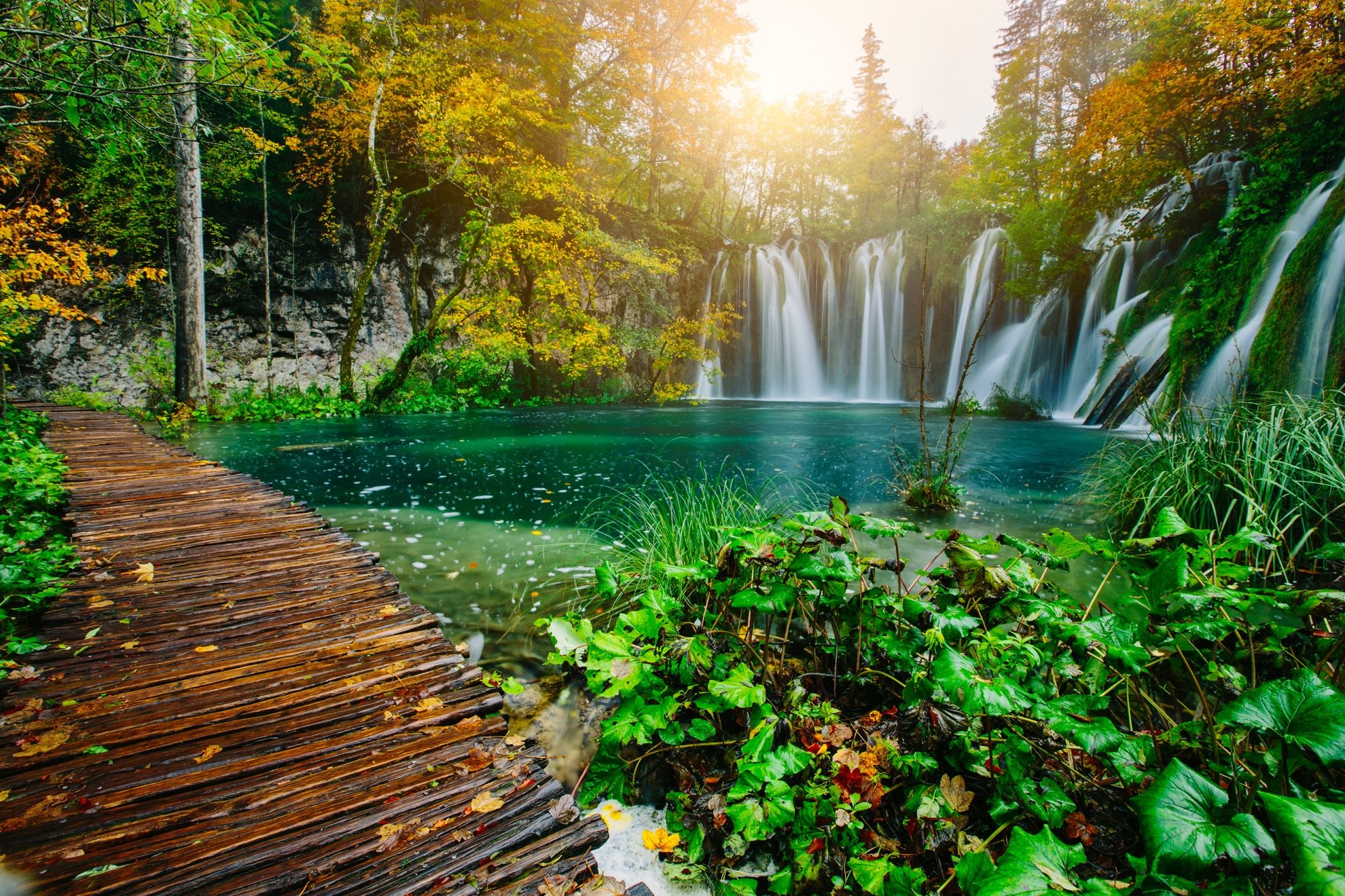 Cascadas se unen a 16 lagos naturales en el impresionante Parque Nacional Plitvice Lakes de Croacia - 7