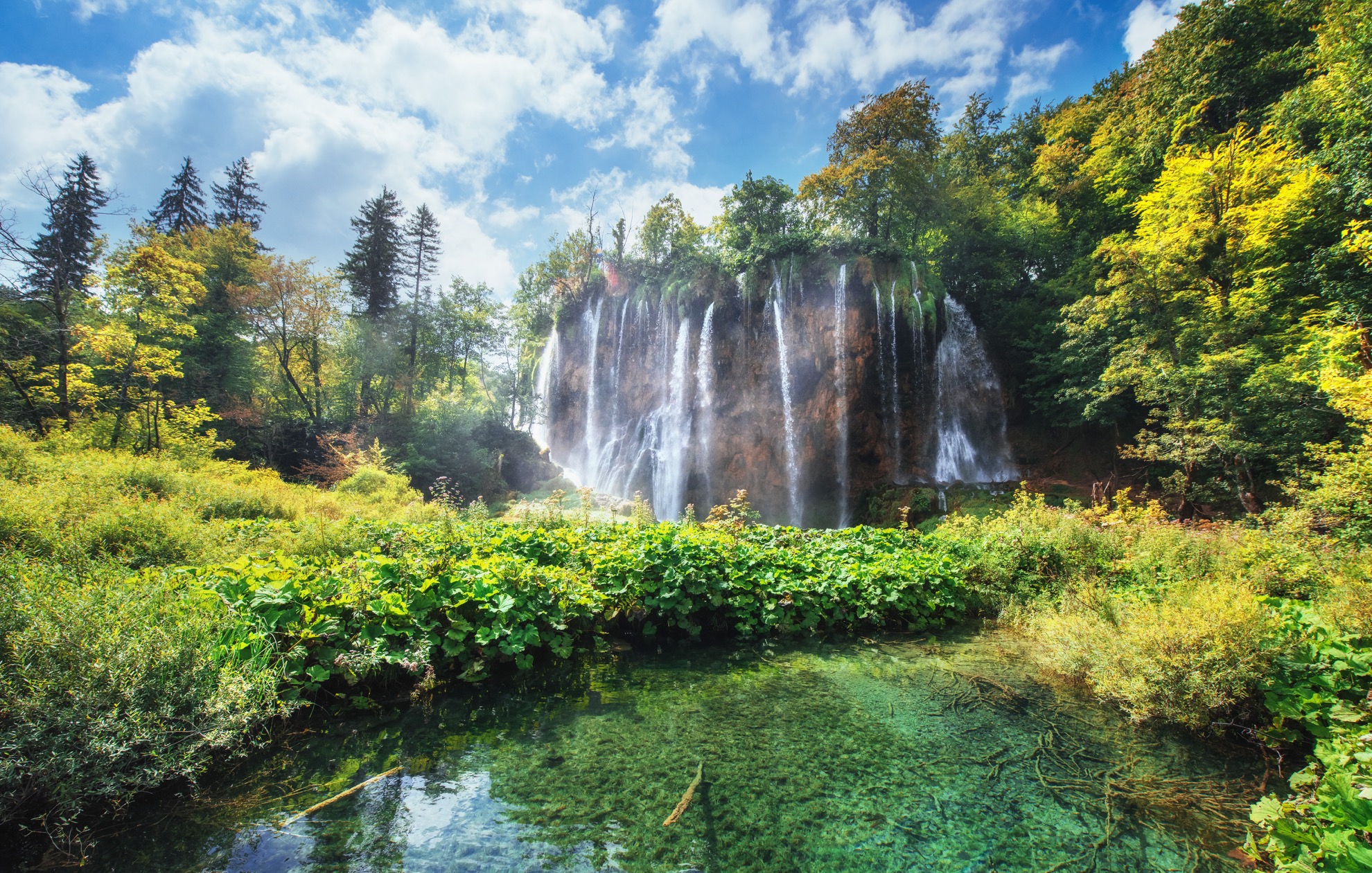 Cascadas se unen a 16 lagos naturales en el impresionante Parque Nacional Plitvice Lakes de Croacia - 9